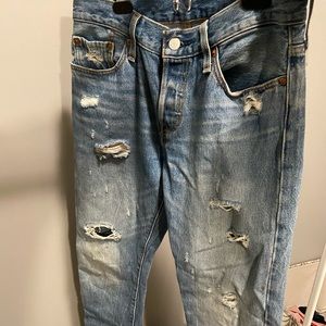 Levi Distressed Capri Jeans